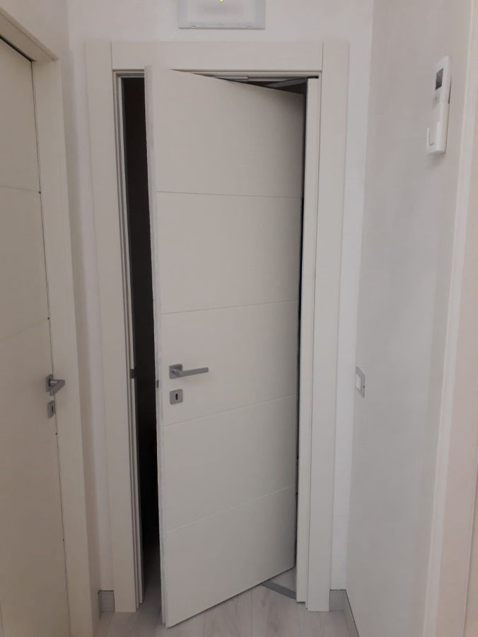 Porta con apertura particolare per gestire gli spazi interni